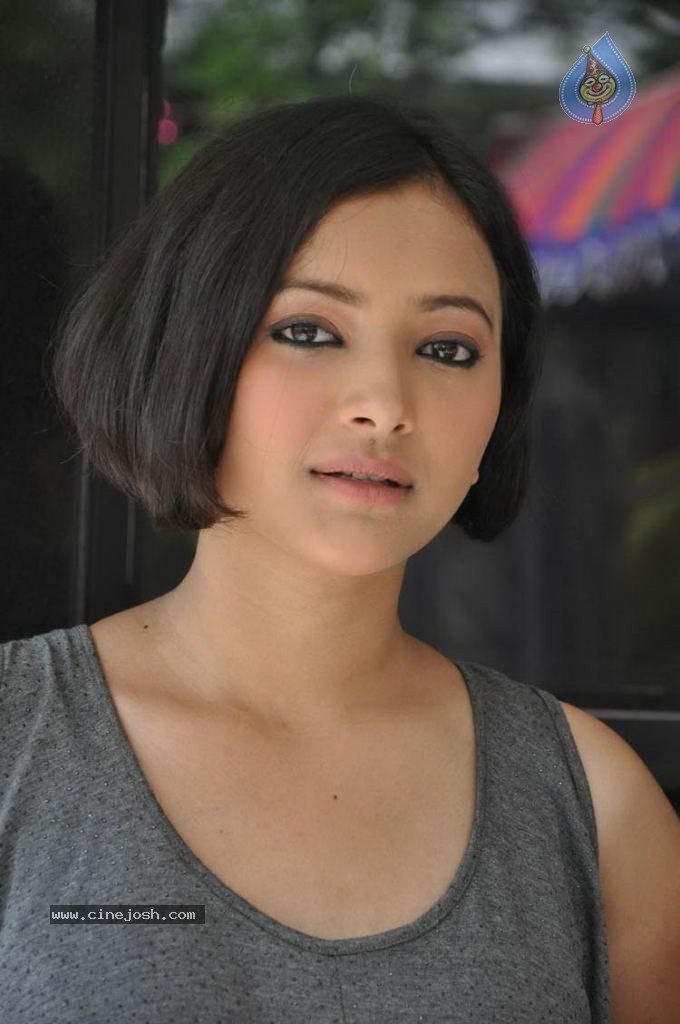 Swetha Basu Prasad Hot Photos - 47 / 76 photos