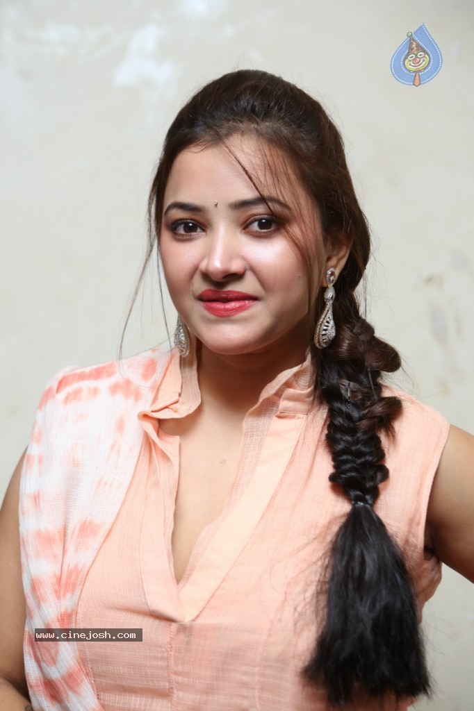 Swetha Basu Prasad New Gallery - 14 / 111 photos