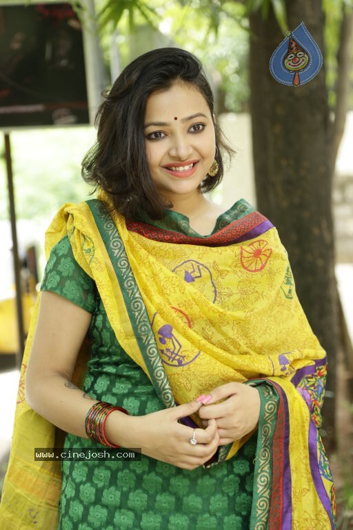 Swetha Basu Prasad Stills - 15 / 39 photos