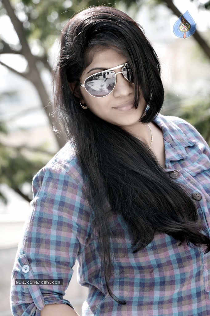 Swetha New Stills - 8 / 31 photos