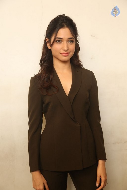 Tamanna at Oopiri Press Meet - 18 / 38 photos