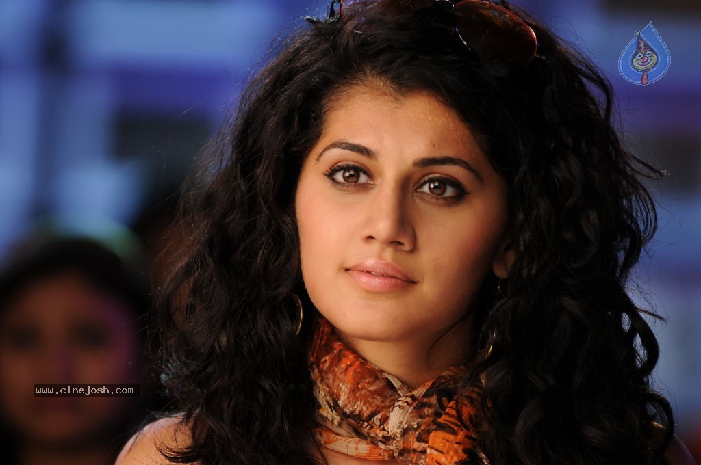Tapsee Hot Gallery - 16 / 66 photos