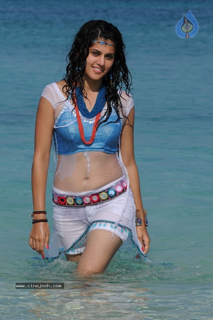 Tapsee Hot Gallery - 18 / 66 photos