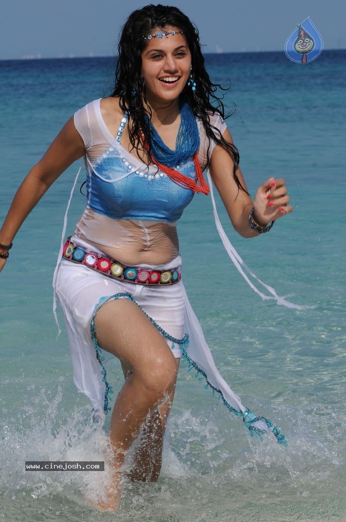 Tapsee Hot Gallery - 19 / 66 photos
