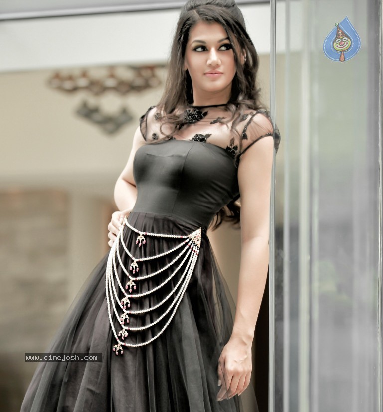 Tapsee New Pix - 6 / 6 photos