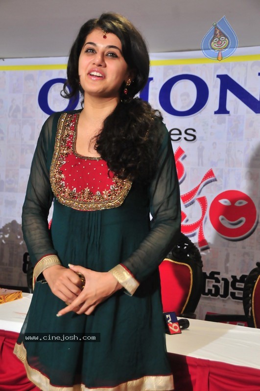 Tapsee New Stills - 4 / 41 photos