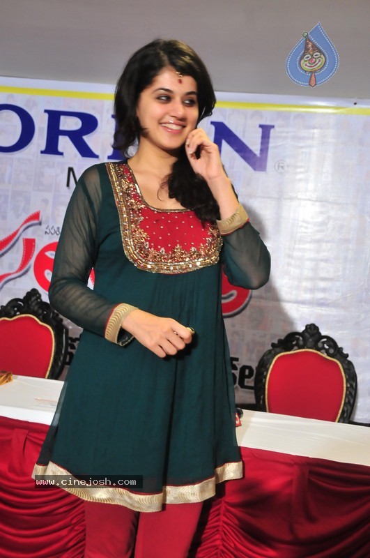 Tapsee New Stills - 15 / 41 photos