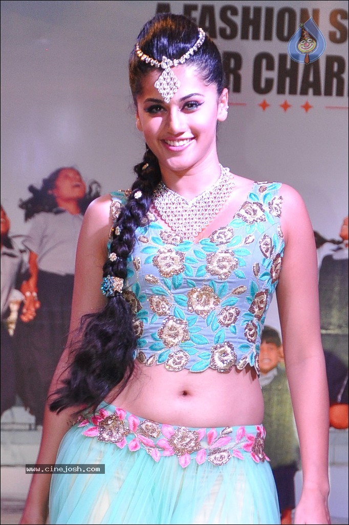 Tapsee Ramp Walk Photos - 9 / 31 photos