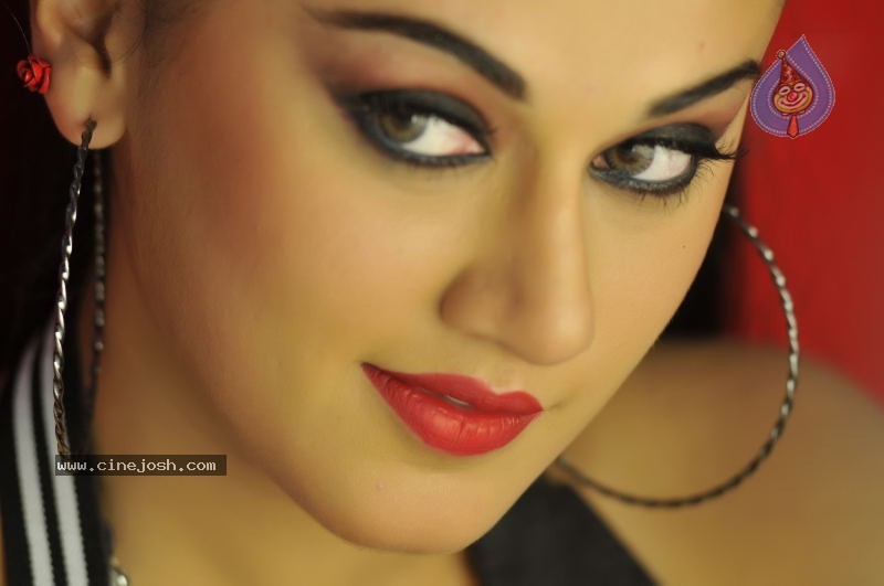 Tapsee Hot Stills - 10 / 27 photos