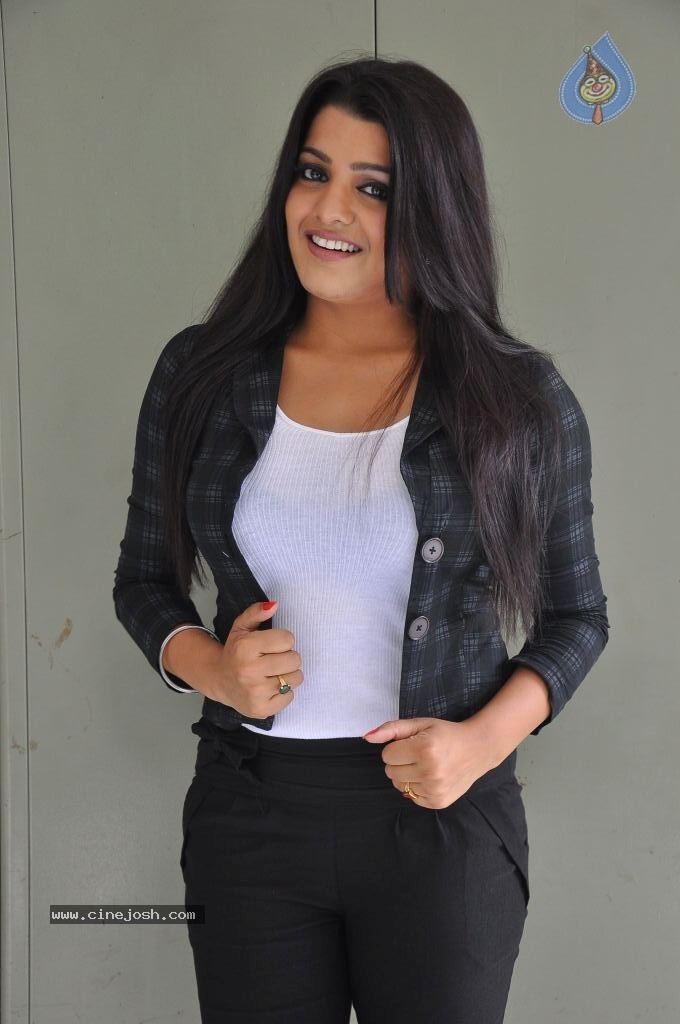 Tashu Kaushik Latest Pics - 14 / 150 photos