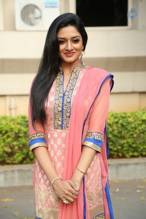 Vimala Raman Latest Gallery - 8 / 69 photos