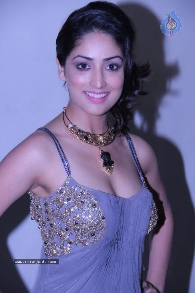 Yami Gautam Hot Stills - 5 / 17 photos