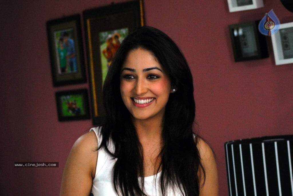 Yami Gautam New Hot Stills - 17 / 40 photos