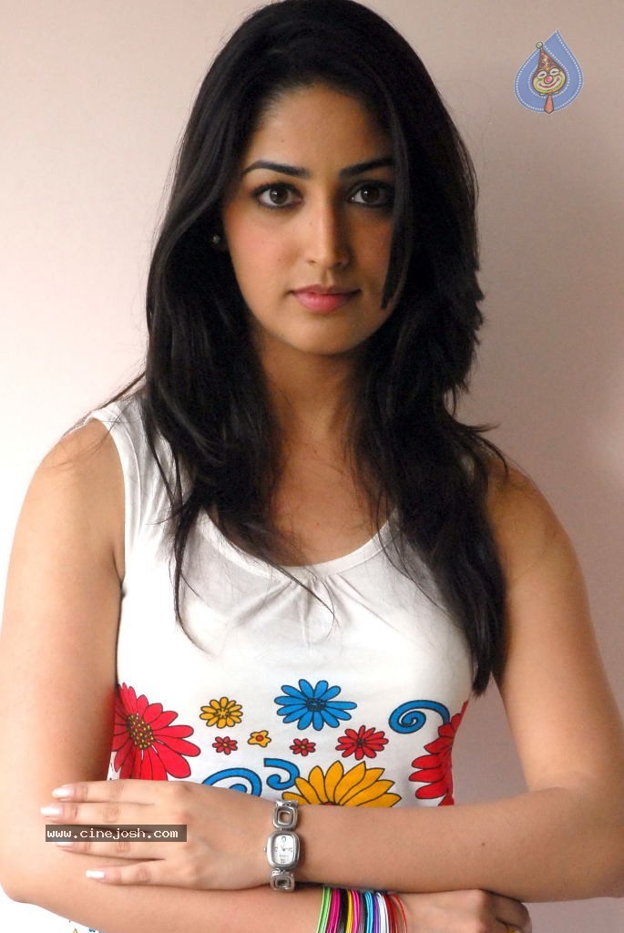 Yami Gautam New Hot Stills - 18 / 40 photos