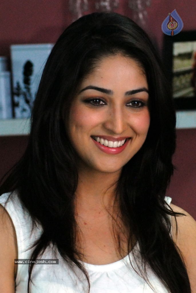 Yami Gautam New Hot Stills - 19 / 40 photos