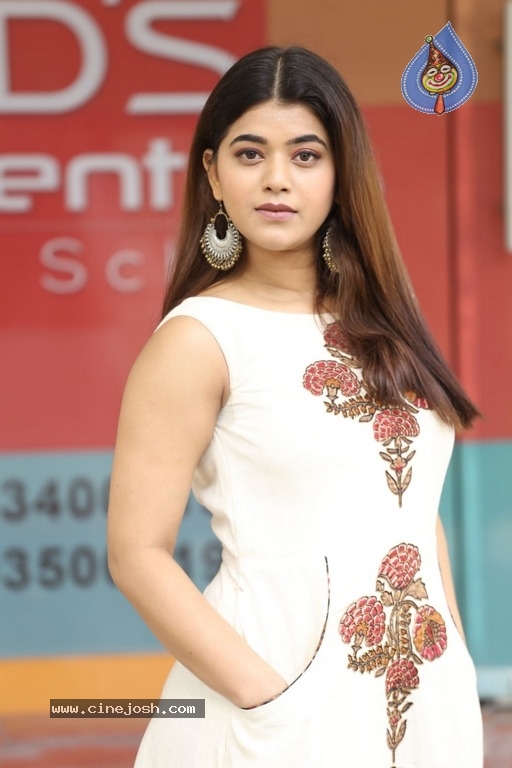 Yamini Bhaskar Latest Photos - 8 / 21 photos