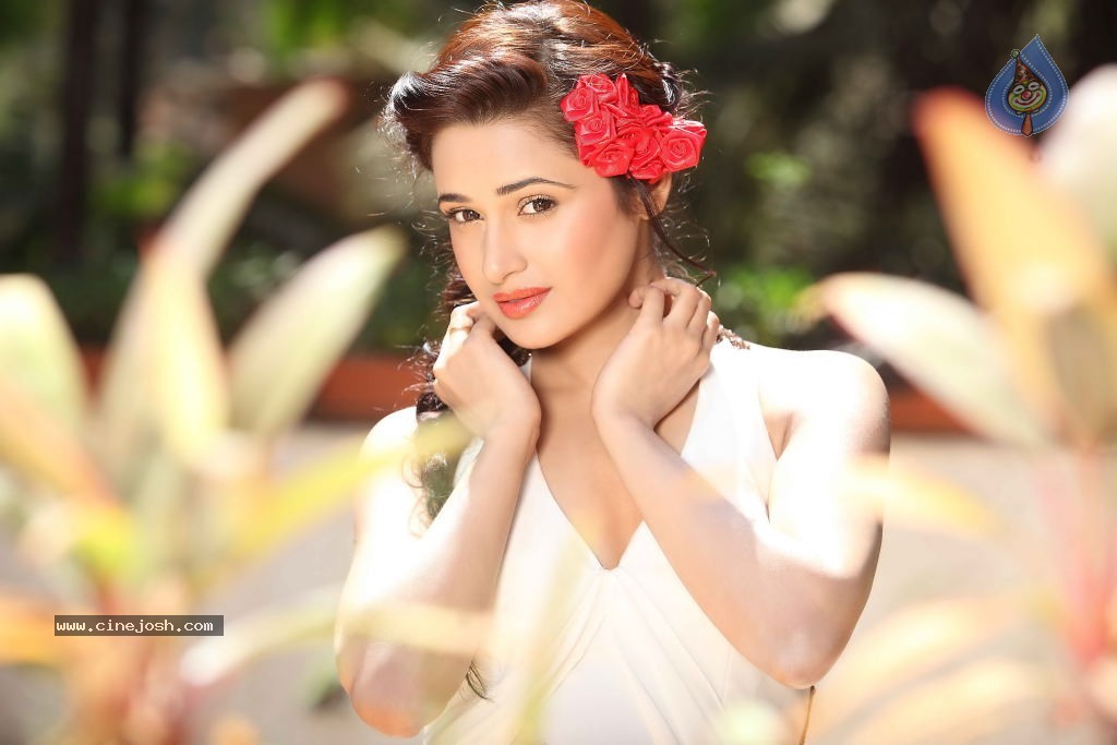 Yuvika Chowdhary New Stills - 5 / 16 photos