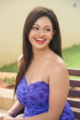 Actress Pooja Kumar Photos - 13 of 18