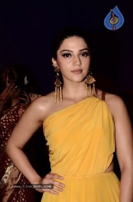 Mehreen at Zee Apsara Awards - 22 of 32