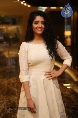 Ritika Singh Gallery - 25 of 28