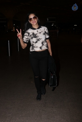 Sunny Leone Spotted at Airport - 10 of 16