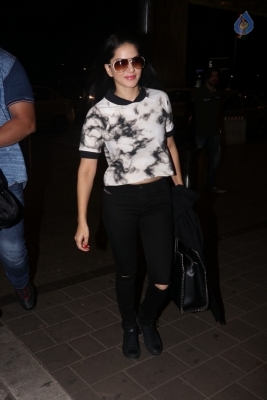 Sunny Leone Spotted at Airport - 11 of 16