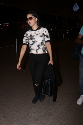 Sunny Leone Spotted at Airport - 13 of 16