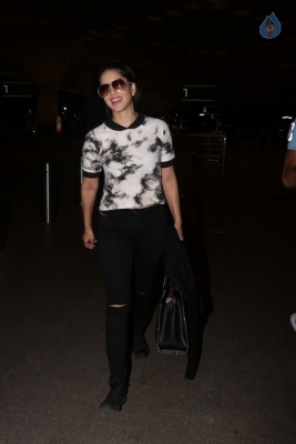 Sunny Leone Spotted at Airport - 16 of 16