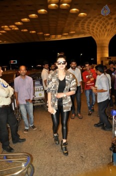 Urvashi Rautela at Mumbai Airport - 5 of 31