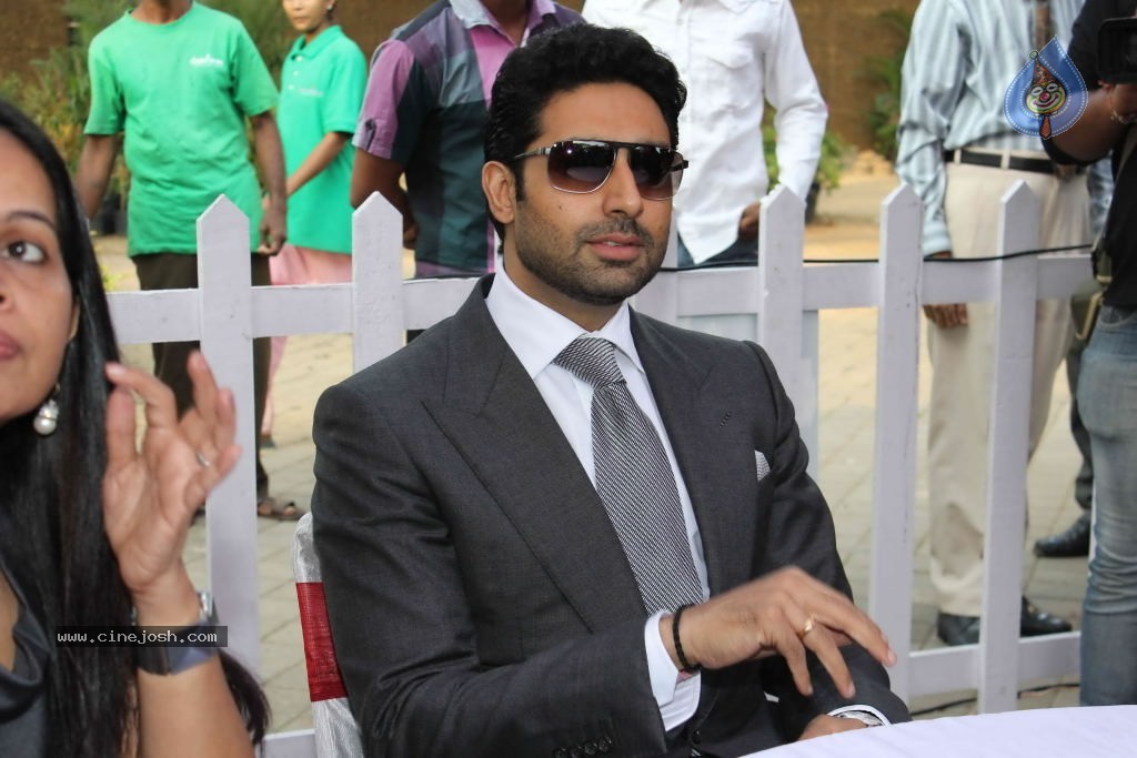 Abhishek Bachchan at Mid Day Trophy Race - 18 / 21 photos