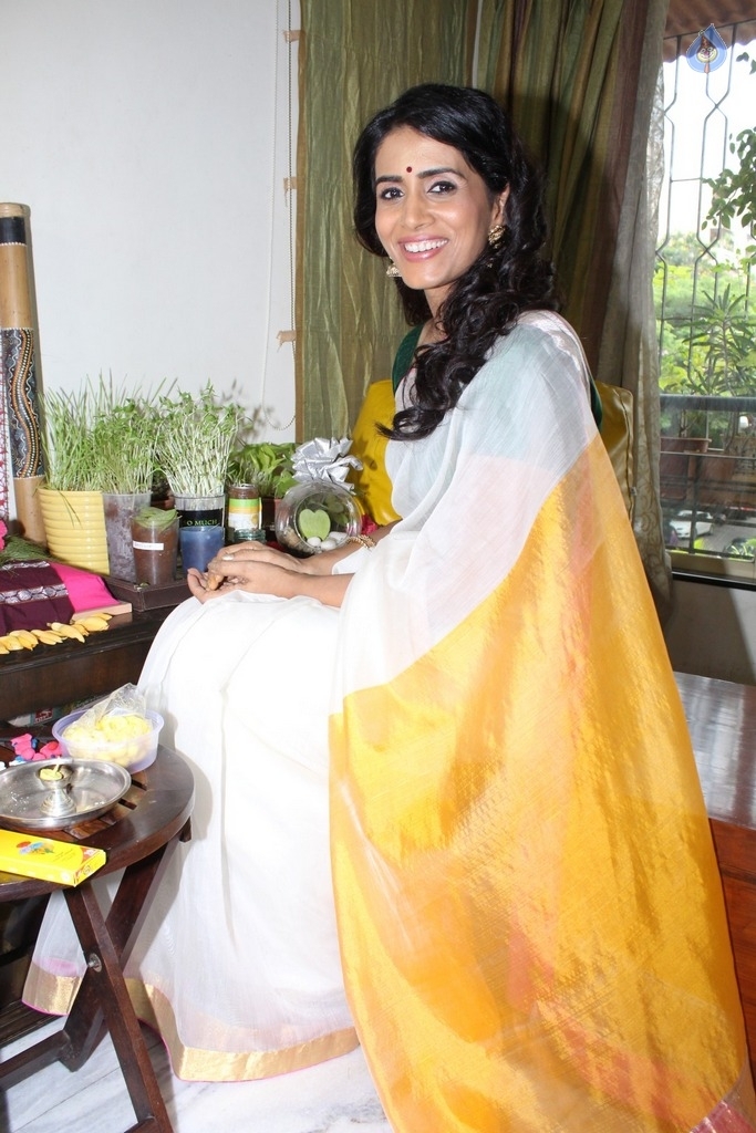 Actress Sonali Kulkarni Ganapathi Pooja Photos - 5 / 16 photos