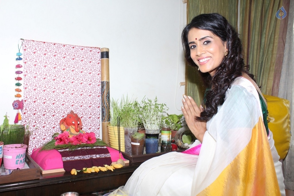 Actress Sonali Kulkarni Ganapathi Pooja Photos - 13 / 16 photos