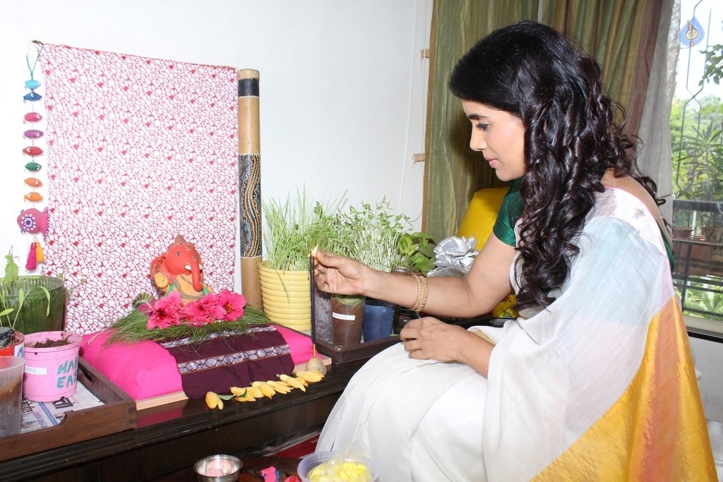Actress Sonali Kulkarni Ganapathi Pooja Photos - 14 / 16 photos