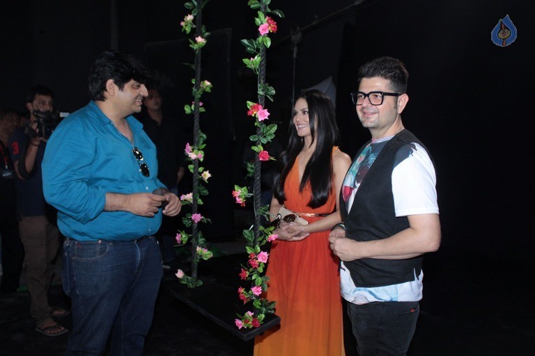 AD Shoot Of Larpa Sunglasses With Sunny Leone - 5 / 20 photos