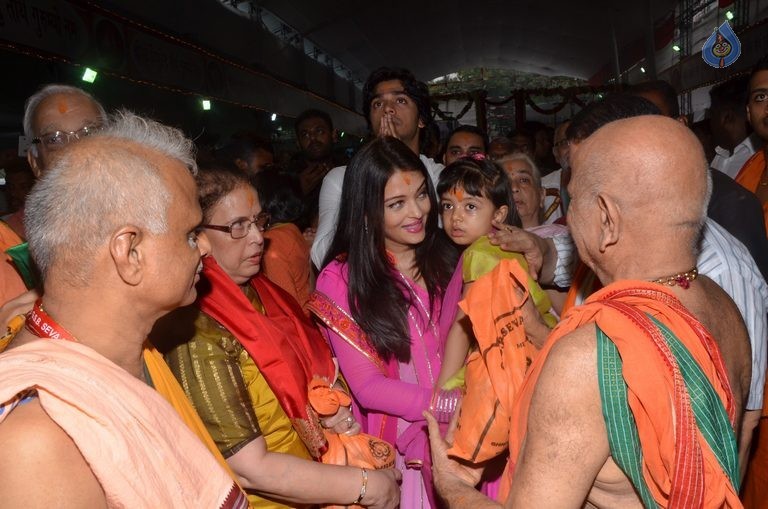 Aishwarya Rai and Vidya Balan at GSB Ganpati - 6 / 7 photos