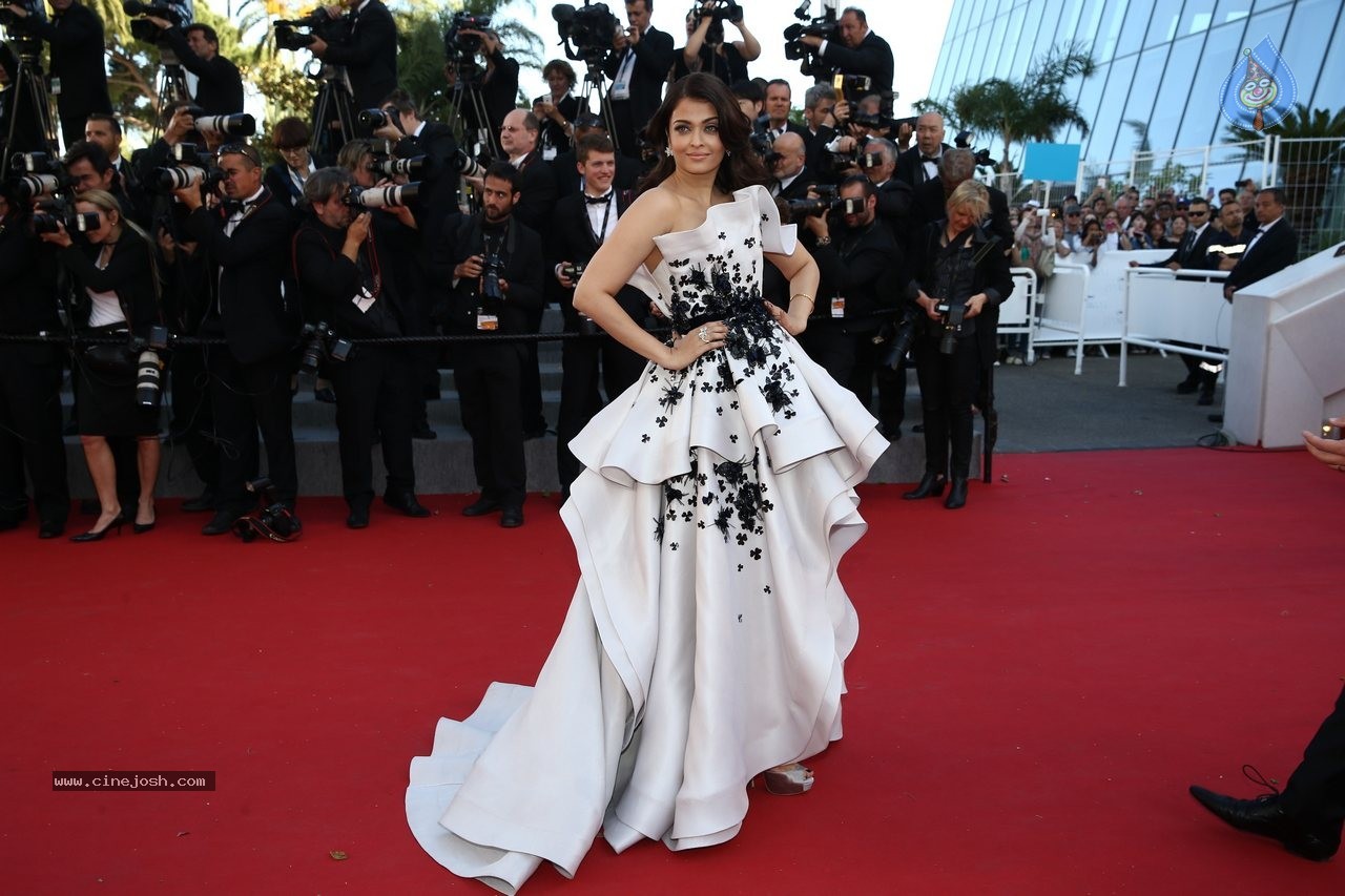 Aishwarya Rai at Cannes 2015 - 1 / 3 photos