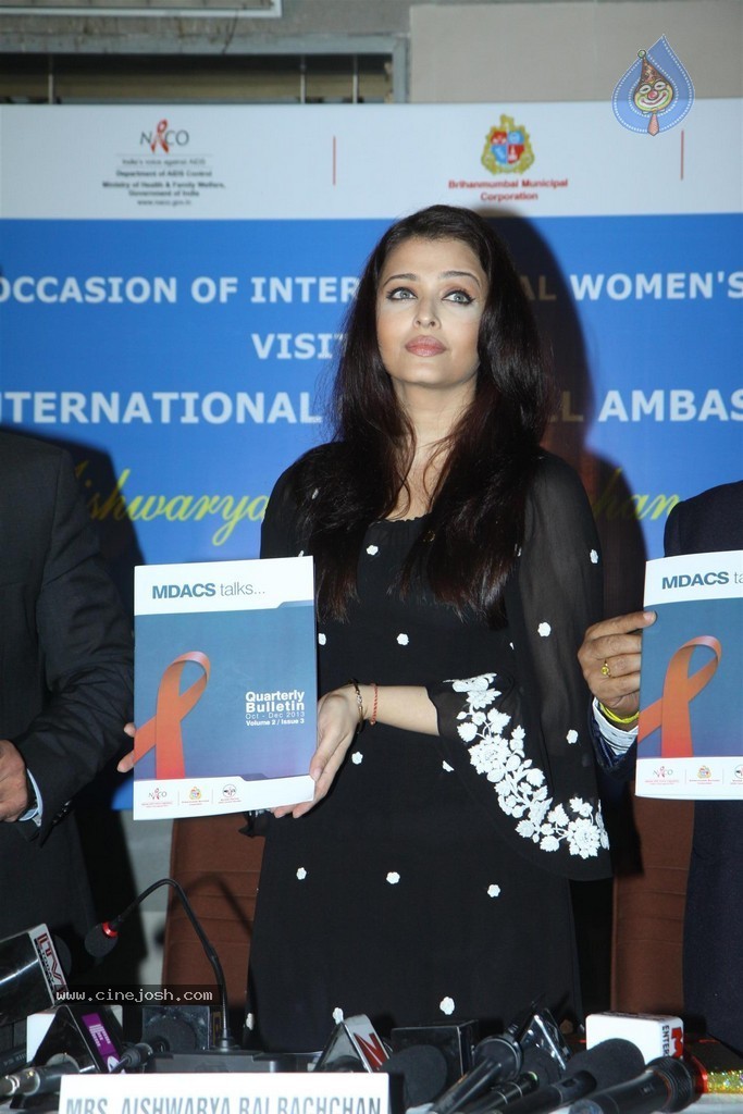 Aishwarya Rai at UNAIDS Event - 7 / 82 photos