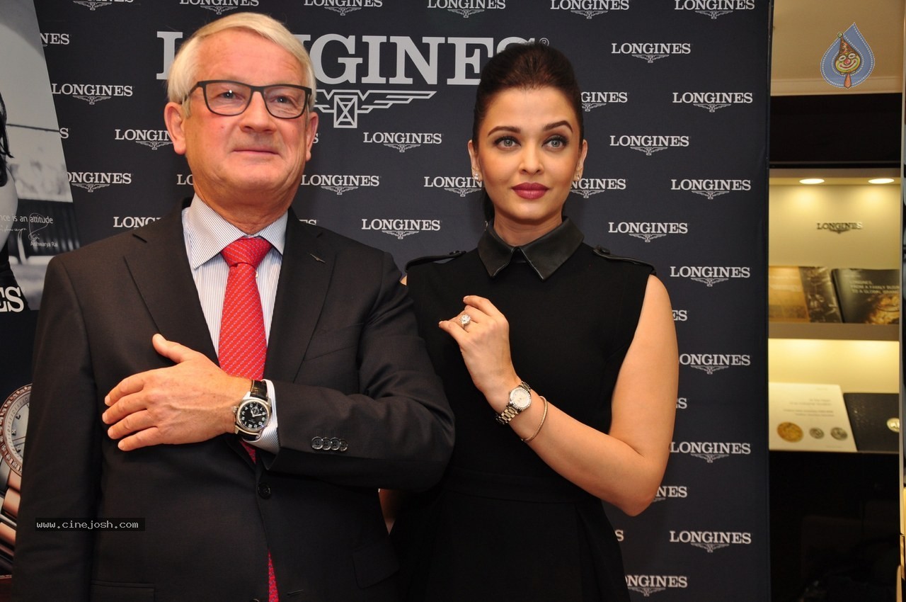 http://www.cinejosh.com/gallereys/bollywood/normal/aishwarya_rai_inaugurates_new_longines_boutique_0412140931/aishwarya_rai_inaugurates_new_longines_boutique_0412140931_012.jpg