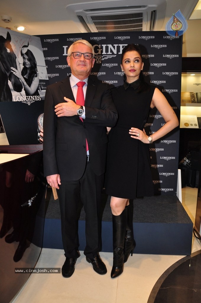 http://www.cinejosh.com/gallereys/bollywood/normal/aishwarya_rai_inaugurates_new_longines_boutique_0412140931/aishwarya_rai_inaugurates_new_longines_boutique_0412140931_013.jpg