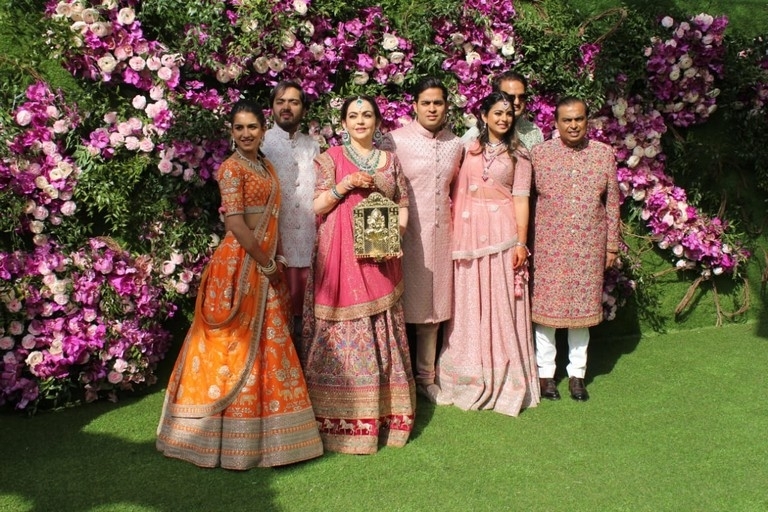 Akash Ambani and Shloka Mehta Wedding Reception - 8 / 38 photos