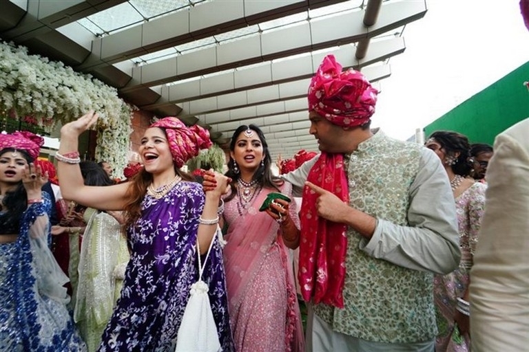 Akash Ambani and Shloka Mehta Wedding Reception Photos - 22 / 40 photos
