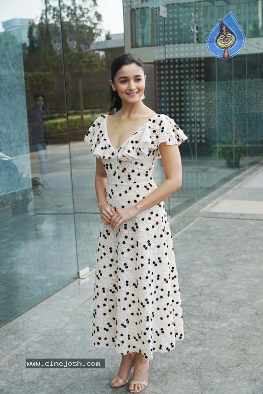 Alia Bhatt Spotted At Karan Johar Office - 7 / 8 photos