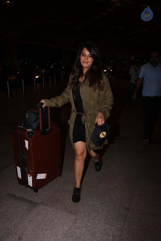 Amyra Dastur and Richa Chadda Spotted at Airport - 7 / 19 photos