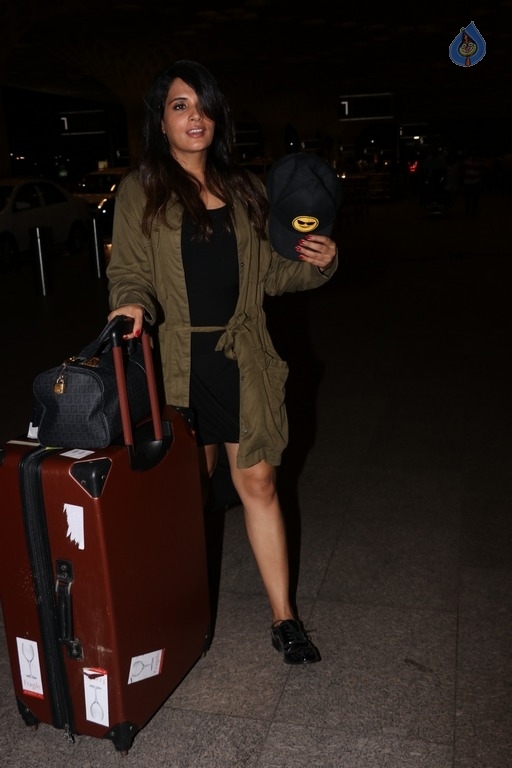 Amyra Dastur and Richa Chadda Spotted at Airport - 8 / 19 photos
