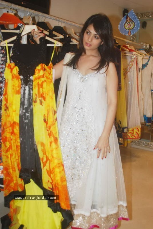 Anjana Sukhani at Archana Kocchar Store - 14 / 19 photos