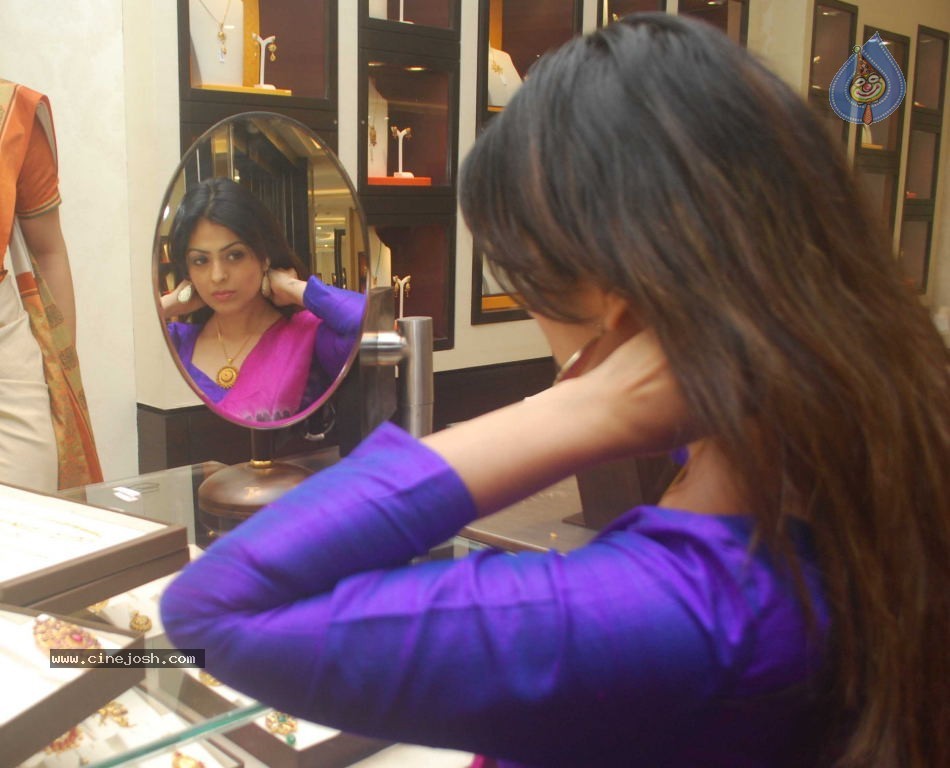 Anjana Sukhani at Tanishq Store - 13 / 16 photos
