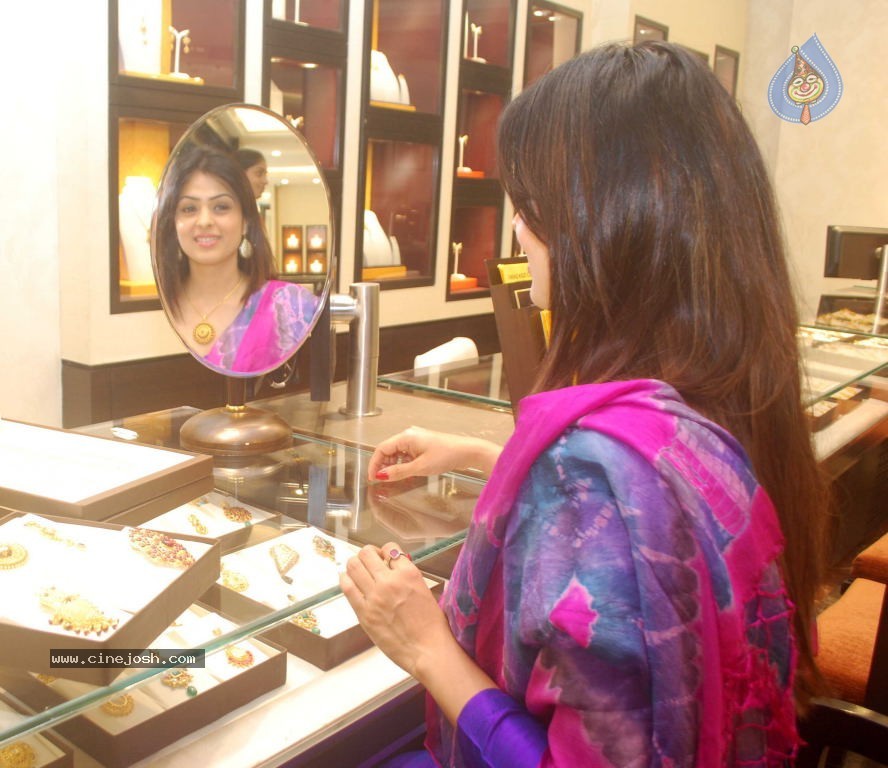 Anjana Sukhani at Tanishq Store - 14 / 16 photos