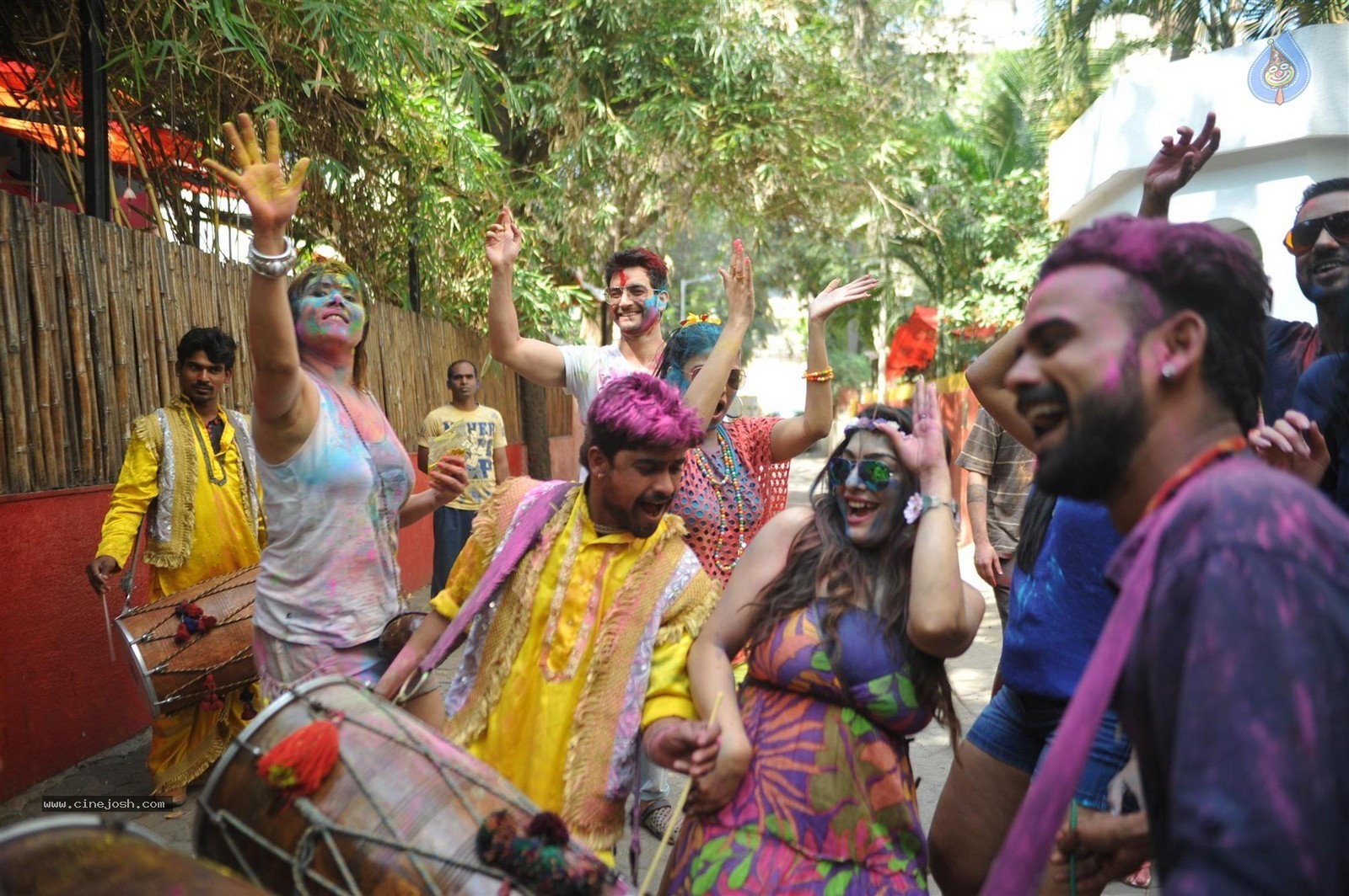 Bolly Celebs at Holi 2015 Celebrations - 9 / 73 photos