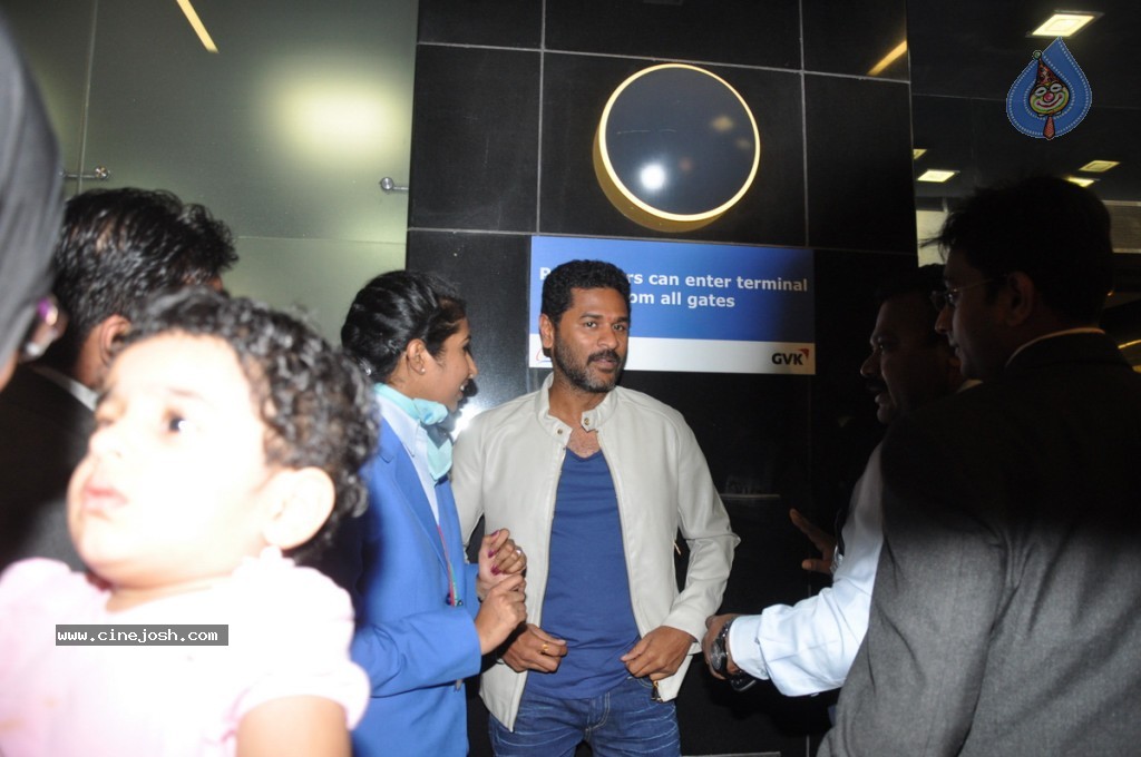 Bolly Celebs at Mumbai Airport - 13 / 31 photos