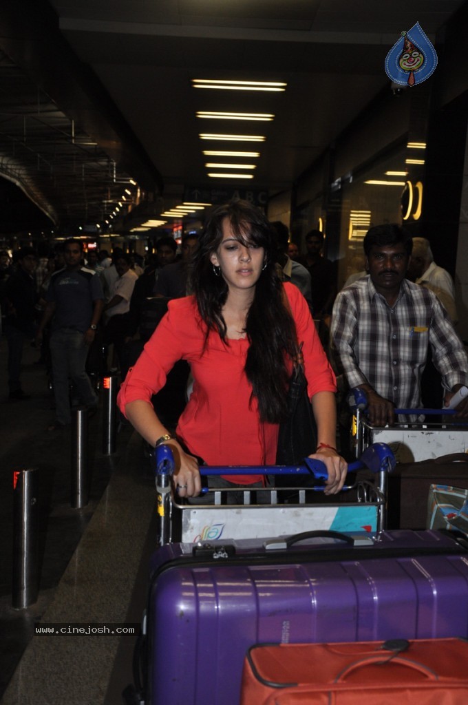 Bolly Celebs at Mumbai Airport - 17 / 31 photos
